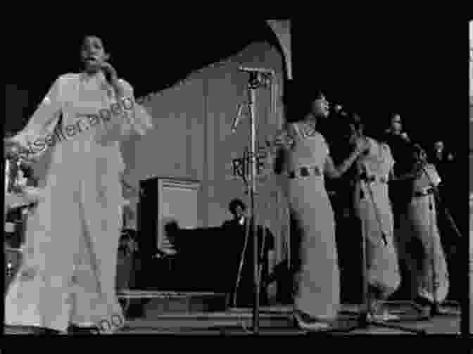 Aretha Franklin Performing Live In The 1960s Soul Covers: Rhythm And Blues Remakes And The Struggle For Artistic Identity (Aretha Franklin Al Green Phoebe Snow) (Refiguring American Music)